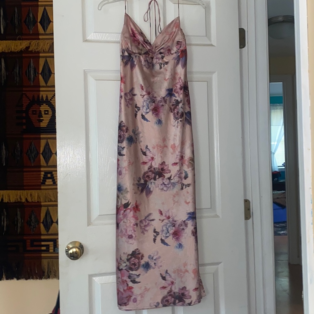 Vici AIKO PRINTED SATIN SLIP MIDI DRESS - BLUSH